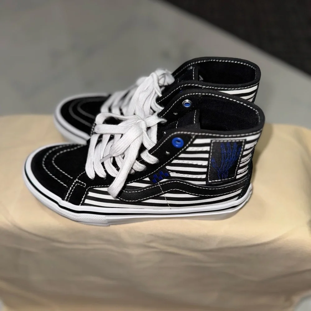 Vans Black and White High-Top Sneakers Classic Skate Design - Picture 3 of 7